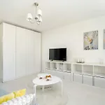 Daire Grochowska Bright With Desk By Renters *