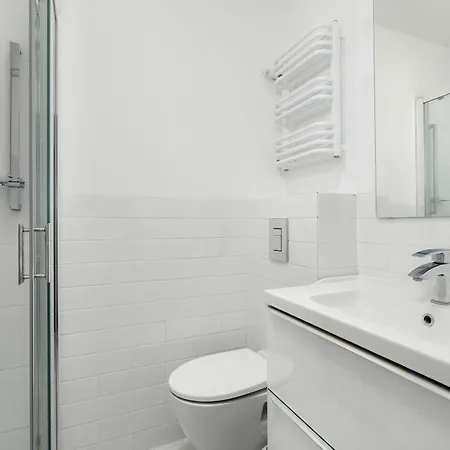 Apartment Grochowska Bright With Desk By Renters Poznan
