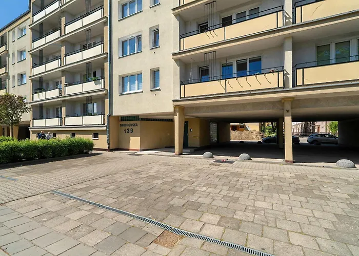 Grochowska Bright With Desk By Renters *