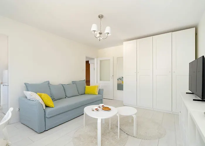 Grochowska Bright With Desk By Renters 波兹南