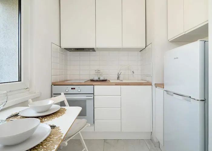 Grochowska Bright With Desk By Renters 波兹南