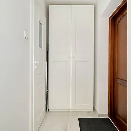 아파트 Grochowska Bright With Desk By Renters 포즈난