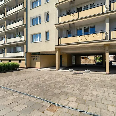 Grochowska Bright With Desk By Renters *