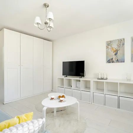 아파트 Grochowska Bright With Desk By Renters *