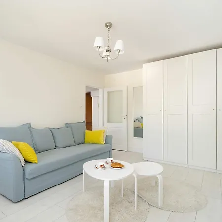 Grochowska Bright With Desk By Renters 포즈난