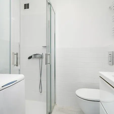 Grochowska Bright With Desk By Renters *